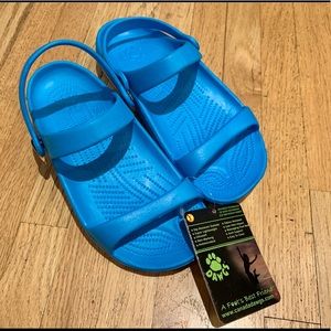 NWT Kids 3 Strap Sandals - Peacock